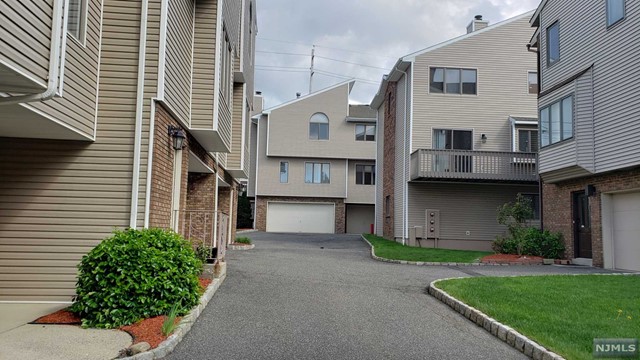 Convenient location to shopping and major highways. Master bedroom/bathroom with high ceiling, total 3 bedroom/2.5 bathroom, hardwood floor throughout the house, lower floor has den and 1 car garage/1 car outdoor parking space. **All utilities paid by tenant. No pets allowed. Owner will carefully screen application/credit check/references. Tenant's insurance must be provided before moving in.