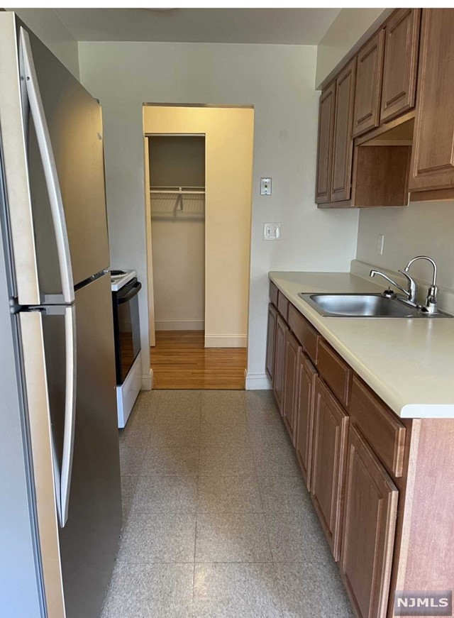 Spacious 1 bedroom apartment with modern appliances. Large bedroom, hardwood floors and laundry on site, 1 parking spot included, additional spots for an additional fee.