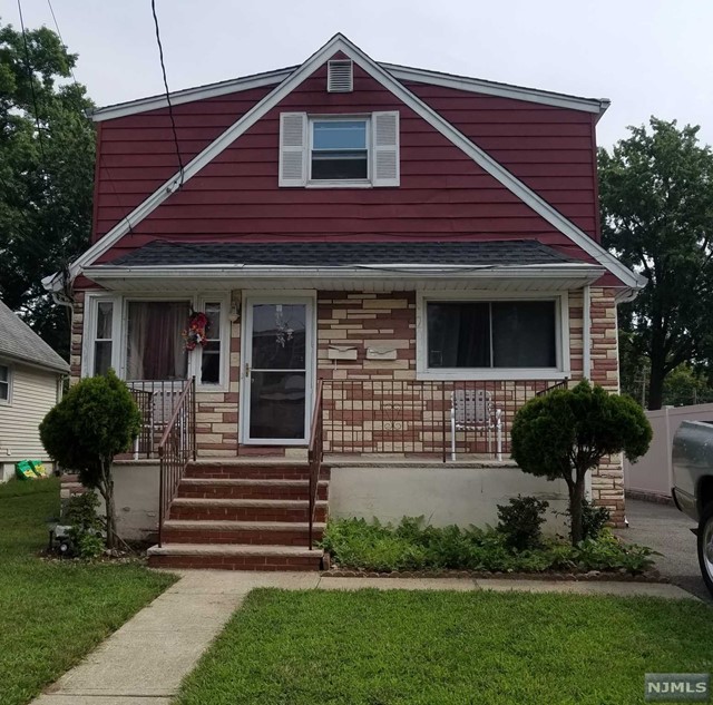 LOVELY 2 BEDROOM APT IN OWNER OCCUPIED 2 FAMILY. SEPARATE ENTRANCE. LARGE LR WITH PICTURE WINDOW, EAT IN KITCHEN, 2 BEDROOM AND FULL BATH. STREET PARKING