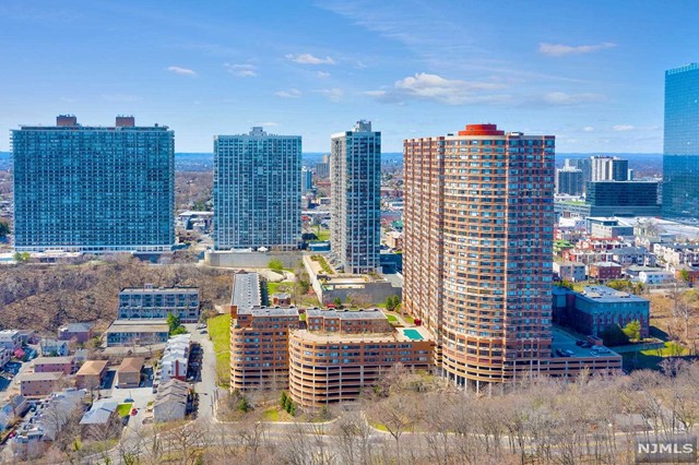 Gorgeous unobstructed view of Manhattan and Hudson River, this unit features 3 bedrooms, 3.5 baths. This spacious unit is south and east facing with brand new hardwood floors and window treatments throughout. The complex also offers luxury amenities including 24 hour concierge, an outdoor swimming pool and BBQ area, indoor gym, conference room, and library. Located in the beautiful Fort Lee, you are conveniently located right outside of NYC and within walking distance to NYC bus transportation.