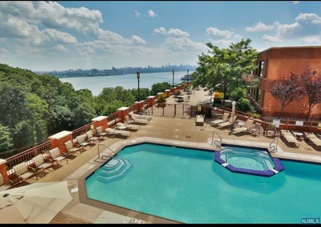 ***ALL BRAND NEW STAINLESS STEEL APPLIANCES INCLUDED WASHER & DRYER HAS BEEN INSTALLED*** Well maintained one bedroom unit in the Palisades. Faces east for great sun exposure. Great view of Manhattan and the Hudson River. You will enjoy the large bedroom and a proper sized dining area with hardwood flooring. The luxury building boasts easy commute to NY via bus and ferry. Great amenities: 24 hour front desk, pool, fitness center, library and kids playroom. ***GARAGE PARKING SPACE is on FL4-#20 / STORAGE SPACE is on FL9-#11***.