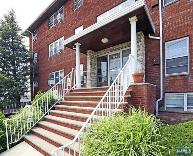 1 Bedroom apartment available for immediate rental. clean and updated kitchen and bathroom and large living room. great closet space. Close proximity to major highways, shopping and restaurants.