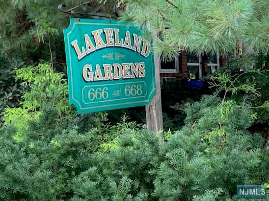 ATTRACTIVE LAKELAND GARDENS APARTMENT AVAILABLE OCT 1ST / 1ST FLOOR / WONDERFUL TREE LINED SETTING / PARKING / SPACIOUS UNIT / HARDWOOD FLOORS / LARGE ONE BEDROOM / NO PETS ALLOWED / HEAT & HOT WATER PROVIDED BY LANDLORD, TENANT RESPONSIBLE FOR 1&1/2 SECURITY DEPOSIT AND 1 MONTH BROKER FEE CALL LISTING AGENT FOR DETAILS /FRESHLY PAINTED & CLEANED / READY FOR IMMEDIATE OCCUPANCY / CREDIT & INCOME CHECK