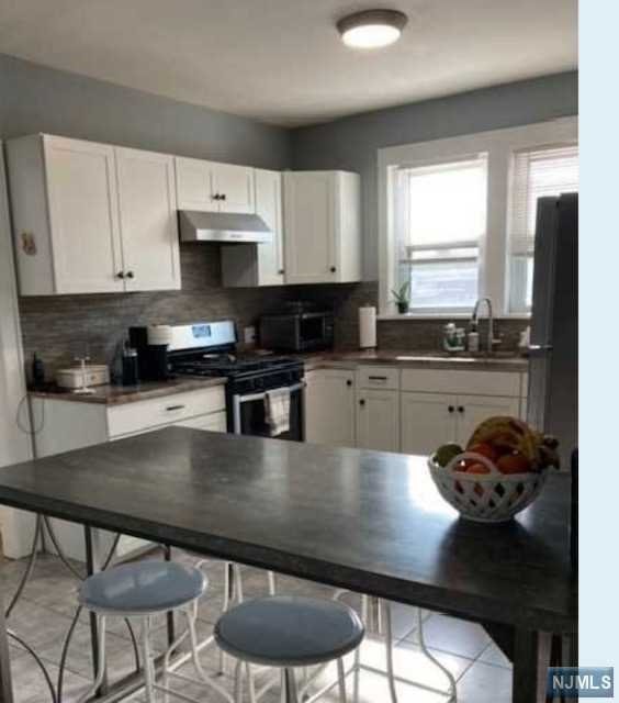 UPDATED AND SPACIOUS 2 BEDROOM APARTMENT LOCATED IN THE HEART OF TOWN. THIS UNIT IS ON THE SECOND FLOOR, OFFERS A FORMAL DINING ROOM, LIVING ROOM, EAT IN KITCHEN AND SPACIOUS CLOSETS. NEAR PARKS, SCHOOLS, MAJOR HIGHWAYS.