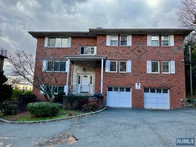 GREAT LOCATION!!!MINUTES TO GWB. VERY BRIGHT 3RD FLOOR APARTMENTF,HARD WOOD FLOORS,FRESHLY PAINT 1 BED, LIVING/DINING COMBO,KIT, FULL BATH.
