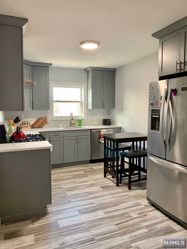 LOCATION! LOCATION! NEW MODERN KITCHEN W/ STAINLESS STEEL APPLIANCES ONE BEDROOM CONDO IN GARDEN STYLE APARTMENT.. NICE SIZE BEDROOM. EXCELLENT LOCATION, MINUTES AWAY TO GW BRIDGE/ MAJOR HIGHWAYS,TRANSPORTATION AND MUCH MUCH MORE. SUPER ONSITE. STREET RESIDENTIAL PARKING, No Pets.