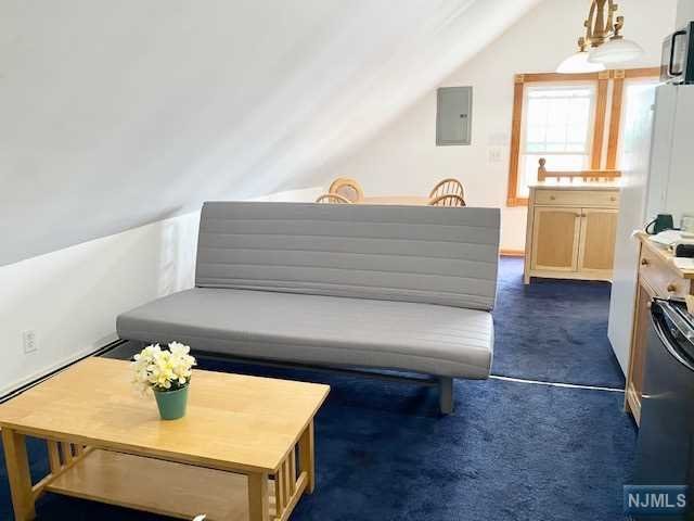 Shared rental near NYC transportation offers one private bedroom, SHARED bathroom and kitchen. All utilities such as electricity, cooling and heating included in rent. Free access to washer and drier in the basement. Wireless internet included in rent as well. Close to train station and bus stop to Manhattan. Close to major highways.