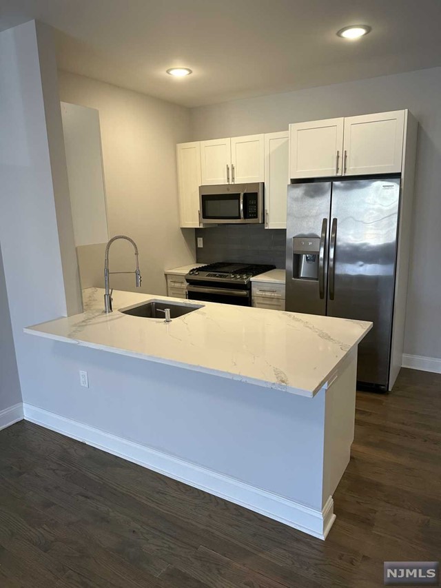 One parking spot included in rent! 40 Park features modern units with spacious floor plans & high end finishes. Some highlights include: beautiful modern kitchens with stainless steel GE appliances, full kitchen island, wood floors, large washer and dryer in each unit, master baths with large walk-in showers and many units with views of the creek, tennis courts and high school fields! One outdoor parking spot included in the rent. Blocks away from the train for an easy access to New York. 15-20 lb pet limit (pet fee applies). Within blocks to all Park Ridge has to offer including brand new stores and restaurants. Tenant pays for utilities. Less than 5 minutes from the brand new Shoppes at Dipiero Farms - featuring Wegmans, Chipotle, Starbucks and much more. Available immediately! Non-refundable $250 move-in fee due at lease signing.