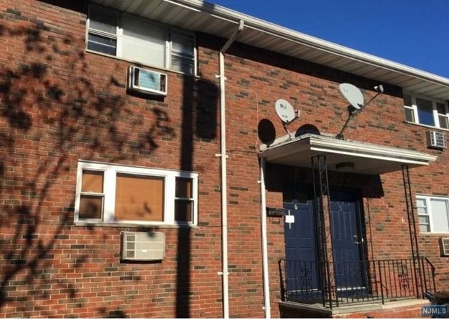 Totally renovated 1 bedroom in excellent condition. New kitchen with stainless steel appliamces. Bath is also new with beauttiful tile throughout. Heat / HW included in low maintanence. 1 spot right out front. Located close to all major highways and shops. Unit is tenant occupied- Feb 28 2022.