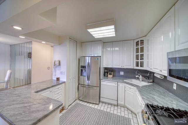 RENOVATED OPEN KITCHEN, DINING AREA, LIVING ROOM, TERRACE, PARQUET FLOORS, 2 BEDROOMS, AND 2 FULL BATHROOMS. LUXURY DOORMAN CO-OP WITH DOORMAN, GYM, THE DOOR. MONTHLY MAINTENANCE INCLUDES HEAT, ELECTRIC, HOT WATER, REAL ESTATE TAXES. GARAGE IS $60.00 PER MONTH. 2 BEDROOM 2 BATHROOM, TERRACE-RENOVATED KITCHEN USE OF THE GYM, TENNIS AND BASKETBALL COURTS, CHILDRENS PLAYGROUND AND PLAYROOM ARE INCLUDED IN MAINTENANCE. ENJOY THE ON-SITE GROCERY STORE AND UNISEX HAIR SALON. THERE IS ALSO AN OLYMPIC SIZE OUTDOOR POOL AND PICNIC AREA . Board requires: 30% down payment and income to debt ratio as follows: 30% DP - 4:1, 35%-49% DP - 3.75:1, 50%-99% DP 3.5:1, All cash: 2.75:1 . storage units newly built-call management for prices--