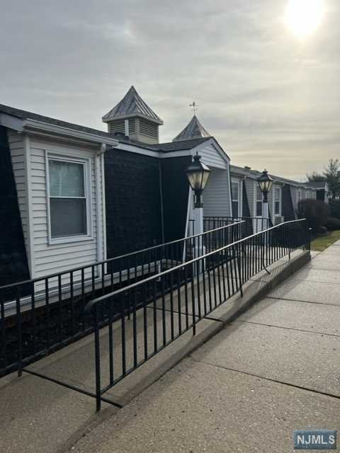 Nice sized one bedroom apartment in Hawthorne. Close to, parks, transportation, shopping and much more. Freshly painted. large bedroom with walk in closet. Additional shared storage in basement. Plenty of parking. owner supplies water. tenant pays for gas and electric and cable. Tenant responsible for first $100. of repairs. NO PETS, SMOKE FREE complex. laundry room on site.