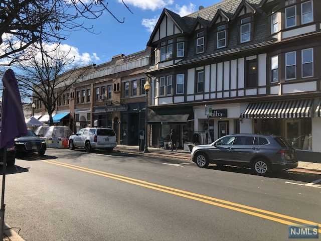 Good size one bedroom apartment with eat in kitchen, newly renovated. close to all transportation and Town Center for enjoyment of all Ridgewood has to offer. Municipal parking, see Village of Ridgewood website.