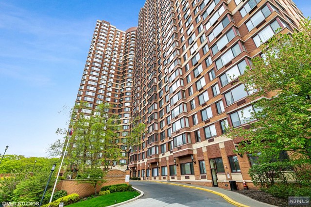 One of largest 1BR, 887 sqf, at the Palisades. Beautiful GWB and Hudson river view make you peace and happy. All of rooms are with freshly light gray painting. You do not have to go through messy painting of wall. Dinning space with window. Bed room with walk in closet. Special assessment $124.83. Gym, swimming pool, concierge, play room, club room and convenient store is in the building. Very convenient to NY commuting.