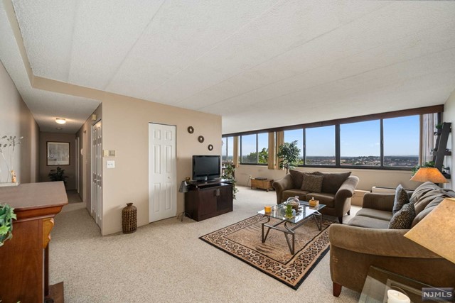 This well maintained 6th floor unit is bright and airy with outstanding views and plenty of natural light. Located in the Presidential Towers, this unit features a large open living room and formal dining area. Master bedroom is generously sized. Owners enjoy 24 hour lobby security, indoor pool, exercise room and multiple on premise laundry facilities. Party room and library are also available to owners. Fabulous alternative to renting. Onsite parking available, application required after closing.