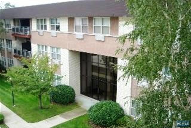 3RD FLOOR APARTMENT WITH TERRACE. COMPLEX HAS 24/7 GATEHOUSE SECURITY AND AN OUTDOOR POOL. PARQUET FLOORS. CENTRAL A/C. COIN LAUNDRY. WALKING DISTANCE TO PARKS, PUBLIC TRANSPORTATION AND SHOPPING! 1 PARKING SPOT INCLUDED IN RENT. NO PETS. AVAILABLE AUGUST 1ST!
