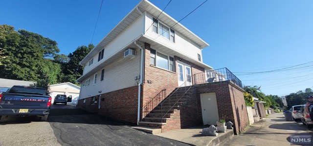 Large 3 bedroom 1 bathroom 2nd floor unit. This unit features a large eat in kitchen & living space. Private access to back deck. Close to transportation & across the street from Woodland Park's free preschool. No pets. Will not last!