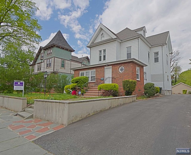 Beautiful 2 Bedroom in the center of Rutherford. Walking distance to Park Ave and to NJ Transit trains and buses to NYC. Perfect for a commuter. Private side entrance. Immaculately Clean, hardwood floors throughout, high ceilings and lots of natural light. ..