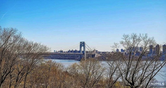 CONTACT HALLEY NATKIN (917) 626-8240 COLDWELL BANKER REALTY FORT LEE-ALL UTILITIES-Bulk Cable/Internet, and parking spot INCLUDED in rent! Junior 1 Bedroom 2 level downsplit GARDEN SANCTUARY with FABLULOUS VIEWS! No elevators required. Spacious Living Room/Kitchenette, Separate Bedroom, Full Bath, and Wall of Windows which spans the entire length of apartment with 32' Balcony. Bamboo Plank Flooring Throughout. Make this your NEW HOME TODAY! FULL SERVICE BUILDING-Amenities optional and payable by tenant-pool $191.93/ssn, gym $127.95/yr, tennis $106.63/ssn. Due at signing: 1st month rent, 1.5-month security, 1-month broker fee. Board application fee $350, non-refundable move-in fee $400, and $500 refundable elevator dep. BOARD APPROVAL REQUIRED-Min gross income required for 4:1 ITD ratio w/no debt $113K. 2 Year Lease only! SORRY NO PETS!