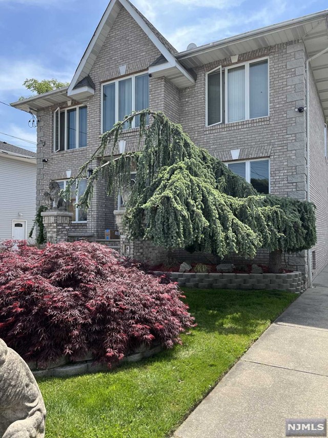 Beautiful 2nd floor apartment, modern kitchen, living room, dining room, master bedroom with bath. 3 laundry hook ups. All large rooms, hardwood and ceramic tile floors, central air, central vac. near to schools ,shopping , transportation tenants pays all utilities street parking .