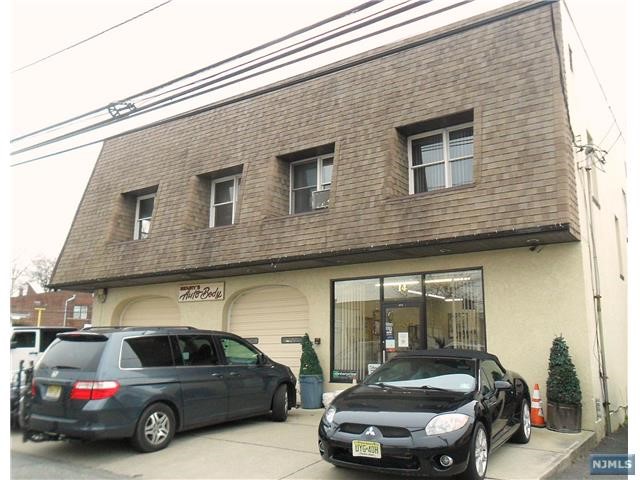 SPACIOUS TWO BEDROOM APARFTMENT WITH LARGE LIVING ROOM MODERN KITCHEN AND BATH ALL UTILITIES INCLUDED