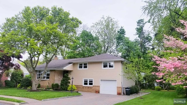 RENOVATED AND WELL MAINTAINED BRIGHT SPLIT LEVEL HOUSE LOCATED IN QUIET NEIGHBORHOOD. UPDATED KITCHEN WITH STAINLESS STEEL APPLIANCES. HARDWOOD FLOORS. LARGE DECK AND NICELY LANDSCAPED BACKYARD. GREAT SCHOOL! LANDLORD TAKES CARE OF LAWN.