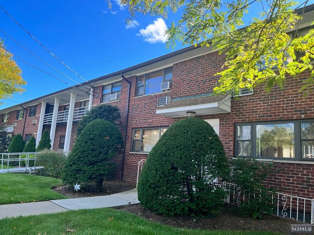** Commuters dream and totally renovated ** Excellent Opportunity to be in center of this in The fabulous Town Fort Lee. Unit Features new floors, new modern kitchen cabinets and high-end countertops updated ,new bathroom. The heat, hot/cold water, common laundry AND 1 Garage, included in rent Just a minutes to River Road-Edgewater, Whole Foods shopping mall, City place. Enjoy top Rated Schools in NJ . EZ NYC Commute by Car, Bus & Rail. Seasonal Farmer's Market. Exceptional Town Library++. Quiet Desirable. Must see to appreciate! Don't miss out on this amazing unit, book a showing today!!