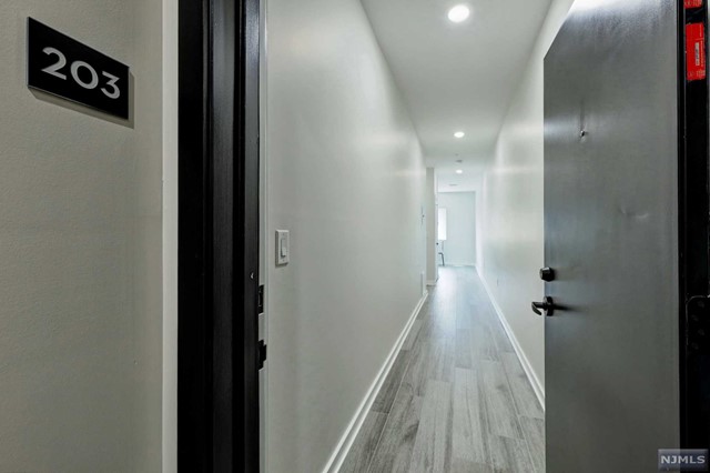 Beautifully newly build apartment. Microwave, dishwasher, washer/dryer in Unit, intercom with camera