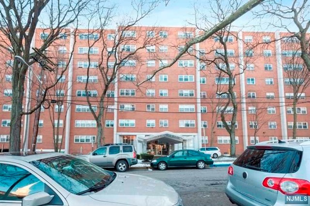 Well kept Studio, large living room, and kitchen. Amenities include Door Man, Swimming Pool, Upgraded Elevators, Gym/Clubhouse with 1 assigned parking space in an underground garage.