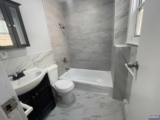 Beautifully renovated 1 Bedroom, 1 Bathroom with bonus space, Kitchen and bathroom