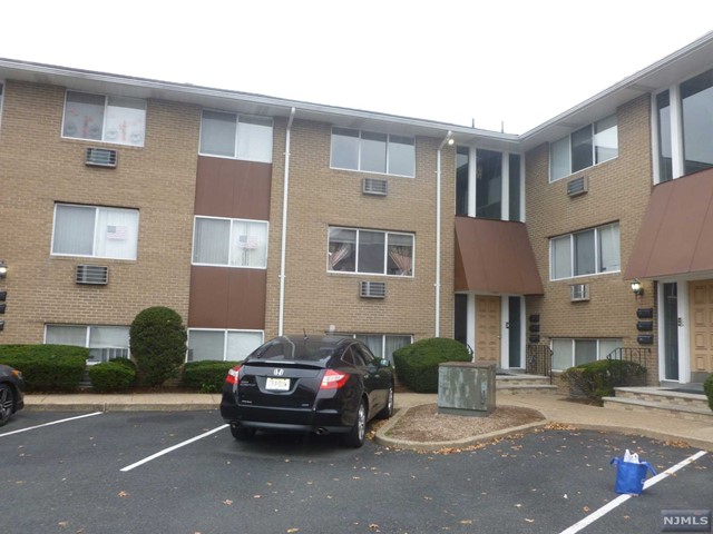 Large One Bedroom Apartment, Living Room, Eat in Kitchen, Full Bath. Tenant pays Heat, Hot Water, Cooking Electric & electric. Unit is all electric. One assigned parking. Coin Laundry on Premise.