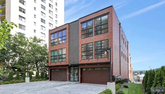 Ultra modern apartment with spacious rooms. High Ceilings, Granite counter Tops, Stainless Steel Appliances. Indoor parking. Luxury Building with fantastic views, Pet friendly building. The rent includes 1 parking spot and additional parking is $25per month. Storage is available for additional $75 per month. Pets are conditional for $40 per pet. Credit check and interview is required.