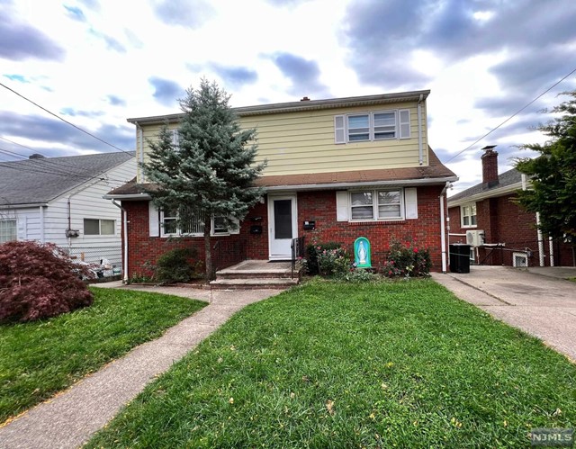 This 1 Bed, 1 Bath apartment is perfect for the commuter. Unit includes updated kitchen, updated bathroom, a private entrance & use of a spacious backyard. Washer/Dryer in unit. Quiet area in meticulously kept home within a minute of Rt 80, Rt 46, & Rt 17 & less than 5 min to downtown.