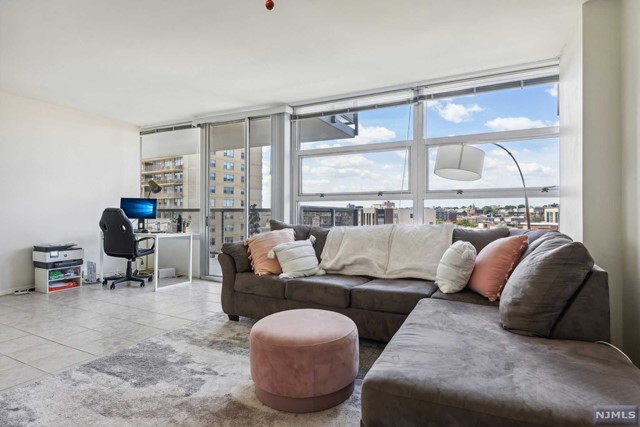 Team Braconi presents a Large 1000+ sq ft 1 BR E-line condo at Tower West. The oversized windows and large balcony really allow you to enjoy natural lighting and take in the views. Tower West on Blvd East offers a newly renovated lobby that welcomes you home with 24-hr concierge, outdoor pool, gym with sauna. Convenient access to NJ Transit as well as NY Waterway ferry provides you an easy commute to the City. The HOA covers ALL YOUR UTILITIES and Amenities, parking is additional $125/mo. No PETS UNLESS SERVICE OR ES w/papers. $1,178.25 Maintenance breakdown: Maintenance fee $425.60, Utilities $185.15, Capital Reserve $236.81, Balcony Assmt $113.94, Risers $111.11, lobby/risers $34.89,Garage/Chiller $70.75