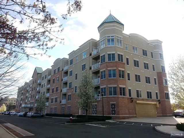 BEAUTIFUL 2BR 2BTH WINDSOR PARK CONDO W/ 9FT CEILING. OVERLOOKING GOLF COURSE VIEW. NEWERLY PAINTED AND HARDWOOD FLOOR. INDOOR ONE PARKING SPOT(#26) IS INCLUDED.KIT FEATURES GE PROFILE STAINLESS STEEL APPLIANCES, GW BRIDGE. WASHER AND DRYER IN UNIT.