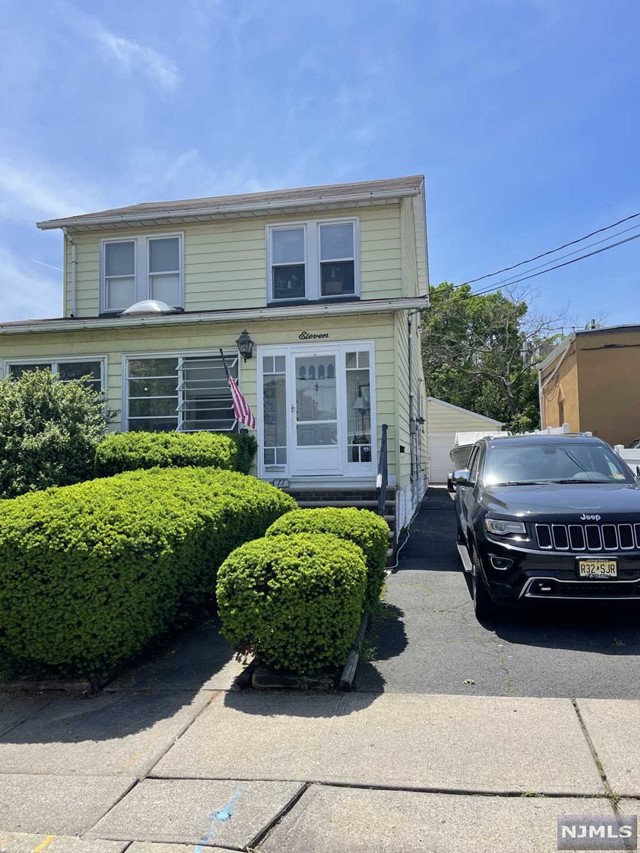 Move in condition 1 Bedroom unit, completely remodeled. NO STAIRS!!! Refrigerator and 2 AC's incl. No laundry, no pets, no smoking....street parking. Tenant pays all electric utilities.