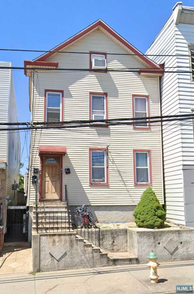 5 FAMILY FOR SALE IN PRIME AREA OF HARRISON. THREE 1 BEDROOM APARTMENT AND TWO 1 STUDIO APARTMENT. MINUTE TO PATH TRAIN TO NEW YORK. RIGHT BY THE HARRISON STRIP MALL ACROSS THE STREET, RESTAURANTS, STORES, SCHOOLS, SHOPPING, GROCERY STORE, PARK, DAY CARE AND OTHERS. CLOSE TO ALL MAJOR TRANSPORTATION. BY APPOINTMENT ONLY. DO NOT GO DIRECT. A MUST SEE!