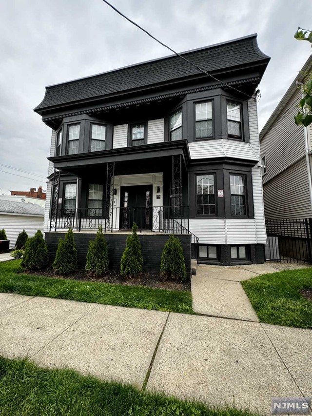 Amazing space newly renovated high end living, Master Bedroom also features a walk in closet, 2 more good sized bedrooms and large living room. Modern styling all throughout the property including your fully furnished backyard, Indoor Gym, and Laundry facility.