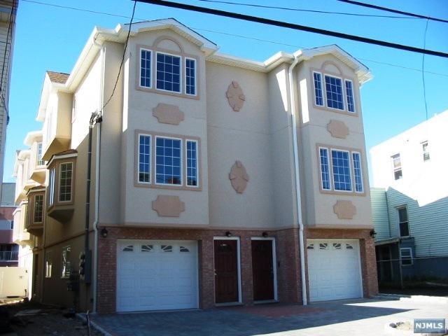 YOUNG,DUPLEX STYLE,3 BEDRM, 2 1/2 BATH, FEATURING HARDWOOD FLOORS,LARGE MODERN EAT-IN KITCHEN WITH GRANITE COUNTER-TOPS,CUSTOM CABINETS,CERAMIC TILE BATHS,MASTER BATH WITH JACUZZI,FAMILY ROOM WITH GAS FIREPLACE,C/AC,2CAR TANDEM GARAGE AND CLOSE TO NYC TRANSPORTATION.