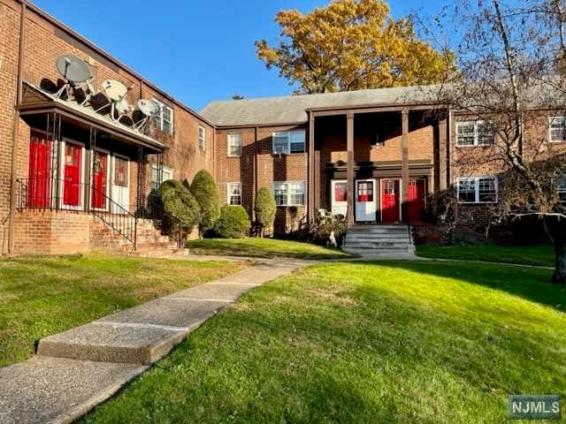 First floor apartment, bright apartment in garden complex. Freshly painted, new floors, kitchen. Tenant pays utilities. NYC transportation