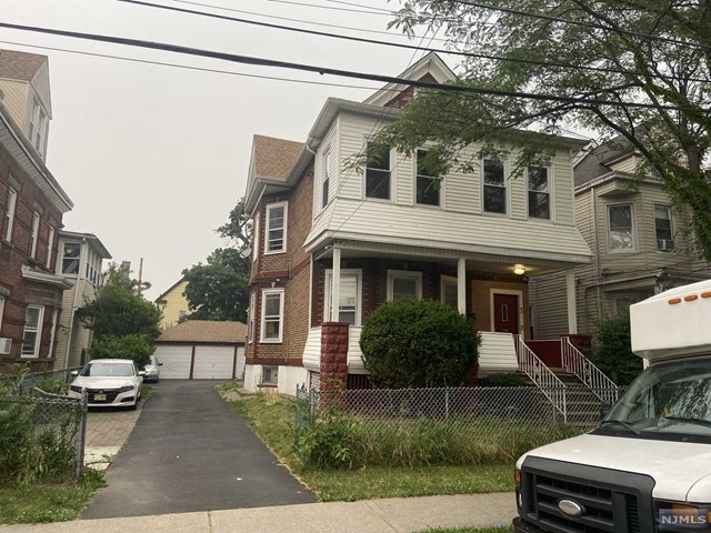 1st floor apartment in very decent shape, 1 car driveway, 3 bedrooms, 1 full bathroom, formal living room, formal dinning room, eat in Kitchen ...