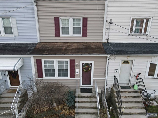 Enjoy the comfort of the close proximity of Lyndhurst's train stain just around the corner of this 2 bed, 1 bath townhouse with parking up to 2 vehicles. Kitchen renovated with granite countertops and stainless steel appliances!