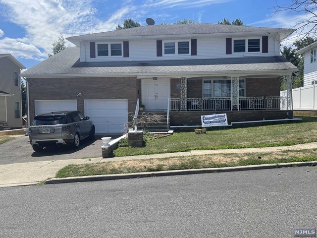 2 Floor colonial home in the residential area of TOTOWA. 4 BR's, 4 Baths, Living room, dining room, EIK, office area. Lovely large finished basement with kitchen, wet bar, and private entrance. Front porch and backyard patio which is perfect for entertaining. Small pets allowed. 20 pounds and under. Available for September 15.