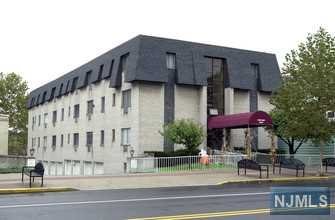 Newley updated bright 1 bedroom apartment available for immediate occupancy. Great location near shopping, transportation, & schools. Parking included! A Must See