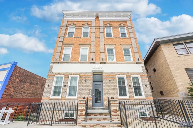 Come and See this newly update 2 bedroom apartment in the heart of the Heights. This two bedroom apartment has a eat in kitchen, spacious living room, full bathroom and laundry in the unit. Close to transportation and shopping. Convenient to everything... Come and See....