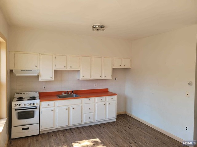 Studio apartment in Ridgefield Park. Heat and Hot Water included in the rent. Street Parking and NO PETS ! Close to restaurants, shopping centers, and public transportation. 1 months broker's fee, 1st months rent, and 1 1/2 month security deposit is due at signing of lease.