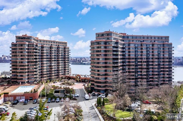 LUXURY PREMIER 1 BEDROOM,1.5BATH, SOUTH FACING, EXTREMELY RARE AND RENOVATED UNIT WITH PRIVATE PATIO, BEAUTIFUL GARDEN VIEW! RENOVATED KITCHEN, UPDATED APPLIANCES, UPDATED BATH WITH SEPARATE SHOWER/JACUZZI, UPDATED W/D, REPLACED 2 AC/HEATING UNITS. CARLYLE DRIVE OFFERS FULL AMENITIES & EASY TO COMMUTE TO NY, CLOSE TO SHOPPING, RESTAURANTS, SCHOOLS AND MUCH MORE! 24 HOURES DOORMAN, POOL, EX RM, WALK TO NY TRANS, FULL SERVICE LUXURY BUILDING.Tenant responsible to pay move in fee $725, lease review fee$800, refundable damage deposit $500, brokers fee 1 month rent