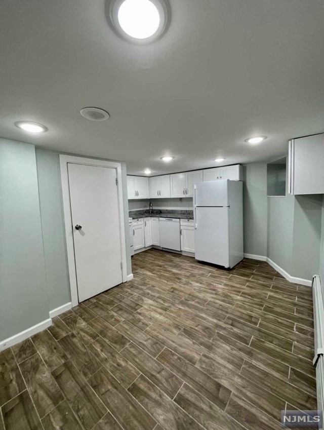 1 Bed, 1 Bath basement apartment in mint condition. With coin washer dryer in the building. Recently updated, right off Blvd East. Close to Light Rail Station, easy commute into NYC, Hoboken, or Jersey City.