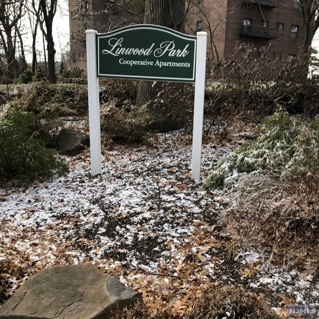 Here is an opportunity to design and upgrade this large studio in Linwood Park. Own for less than rent in desirable Linwood Park Cooperative. Very convenient to GWB, shopping and NY transportation. All offers must include recent credit report and proof of funds. Parking permit is $10.00 per month. NO INVESTORS CAN PURCHASE.