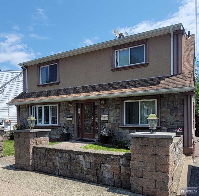 Two bedroom apartment with a large living room & eat in kitchen located on the second floor in a great location of Lodi. Conveniently located to shopping, schools & major highways. Plenty of on street parking. No smoking & no pets.