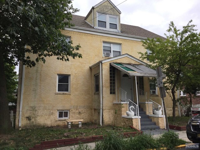 CLEAN FIRST FLOOR UNIT*HARD WOOD FLOORS*FRESHLY PAINTED*MOVE IN READY GOOD CREDIT AND STRONG WORK HISTORY A MUST*NO PETS, DONT EVEN ASK*CLOSE TO ALL*GENEROUS LANDLORD PAYS HEAT, LANDSCAPING & SNOW REMOVAL*10 MINUTES TO GWB*AVAILABLE IMMEDIATE.